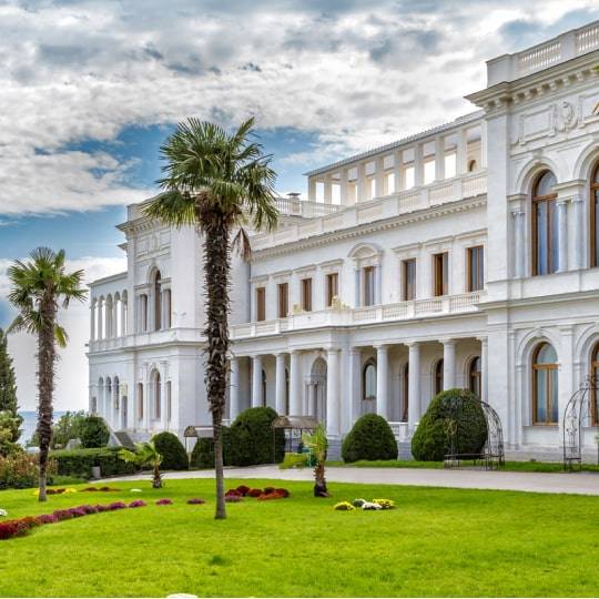 Ливадийский дворец и парк. Цена — 1300 рублей.